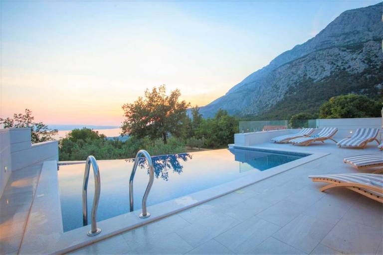 Fully equipped villa with patio, barbecue & private pool | City view | Dogs allowed in Tucepi