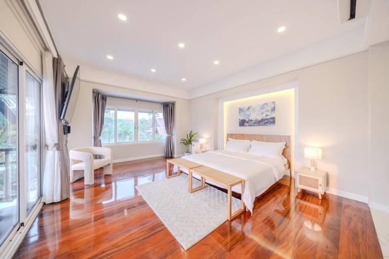 Sea house beachfront pool villa 芭提雅海屋度假民宿六卧 — photo 2