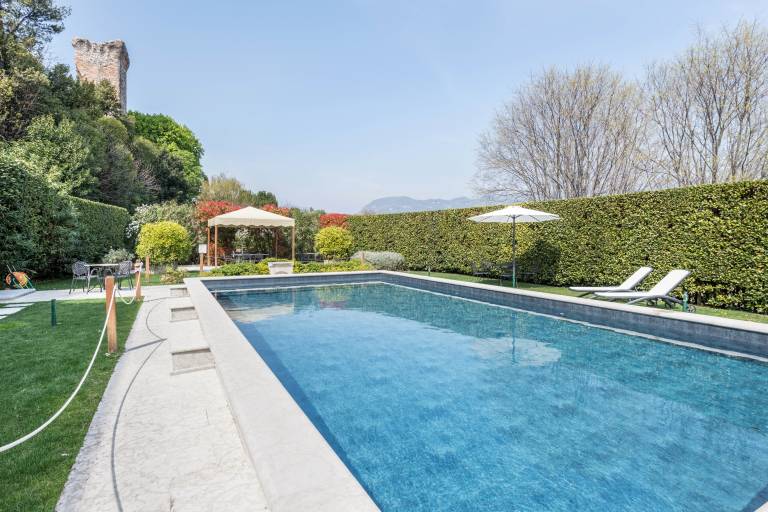 Apartment 'Antica Torre Byron' with Shared Pool, Wi-Fi and Air Conditioning in San Felice del Benaco