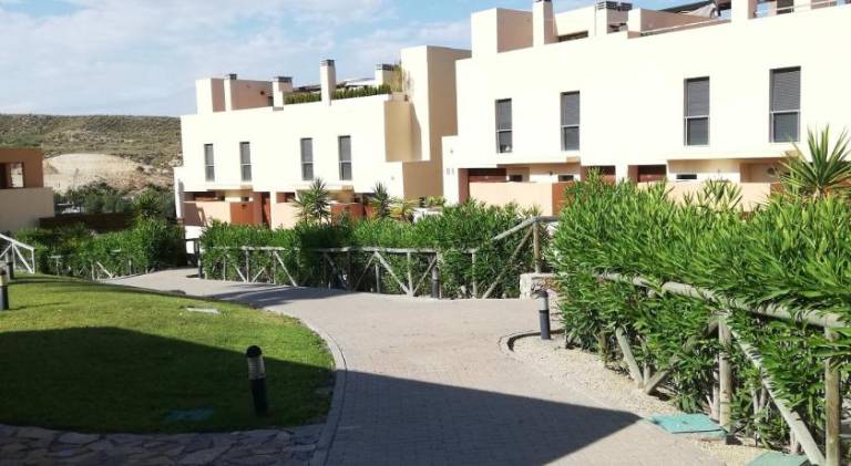 BAJO con JARDIN PROPIO EN VALLE DEL ESTE GOLF! — photo 5