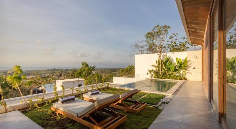 Villa with pool — photo 4