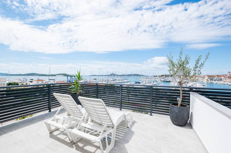 Rental apartment with patio & BBQ | Sea view — photo 5