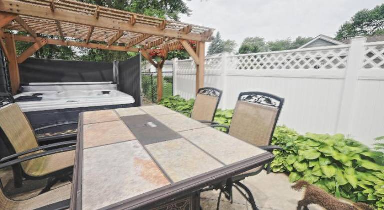 Frankenmuth Dawdy Haus with Hot Tub and Massage Chair 2 blocks from main street — photo 5