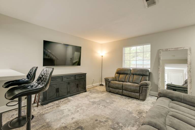 4 Mi to IAH: Suburban Houston Townhome — photo 5