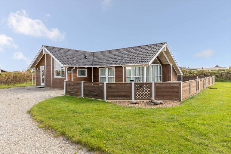 House with jacuzzi, sauna & patio in Harboore