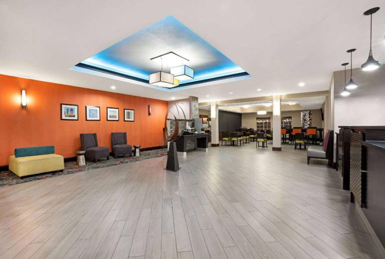 La Quinta Inn & Suites by Wyndham Houston Bush Intl Airpt E — photo 4