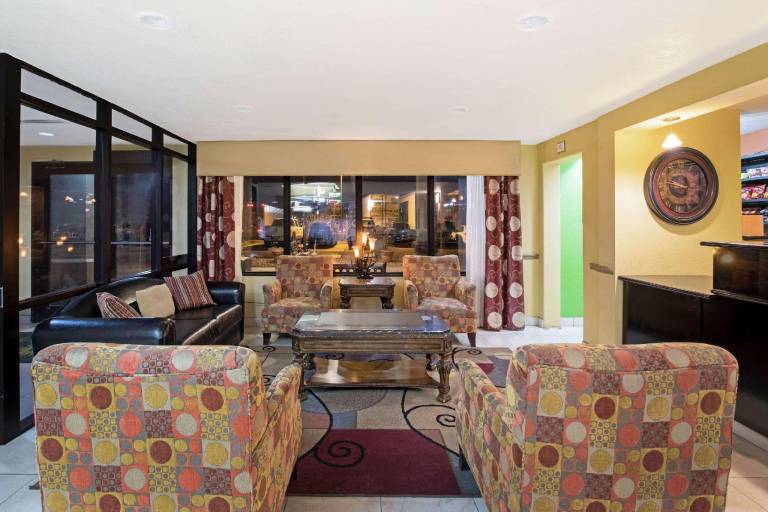 La Quinta Inn & Suites by Wyndham Salina — photo 2