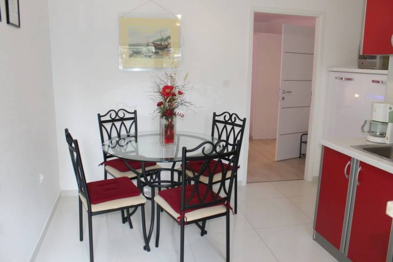 Apartment with terrace, BBQ & garden — photo 3