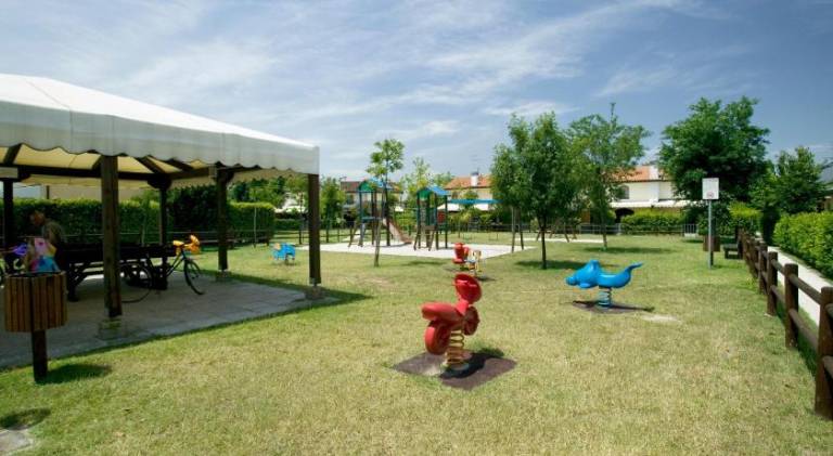 Pleasant apartment with private pool, barbecue & yard | Next to the beach | Dogs allowed — photo 4