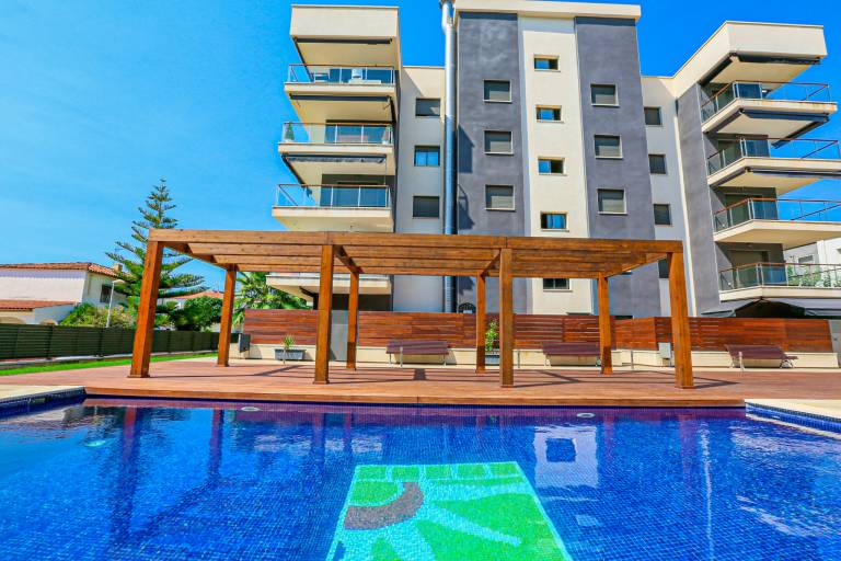 Holiday apartment with terrace, pool & garden in Cambrils