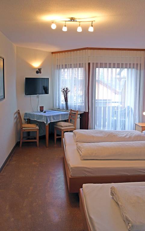 Dreibettzimmer mit Dusche und WC