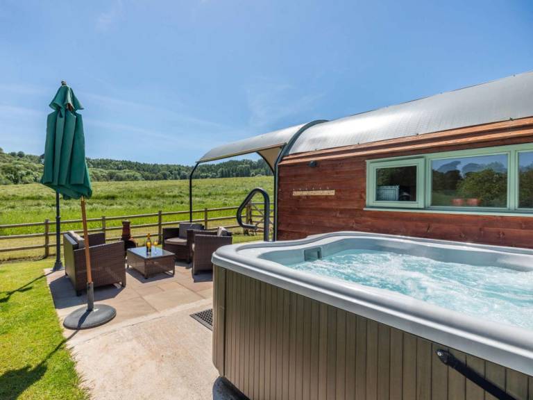 Camping suite with hot tub & garden | Water view in Hereford