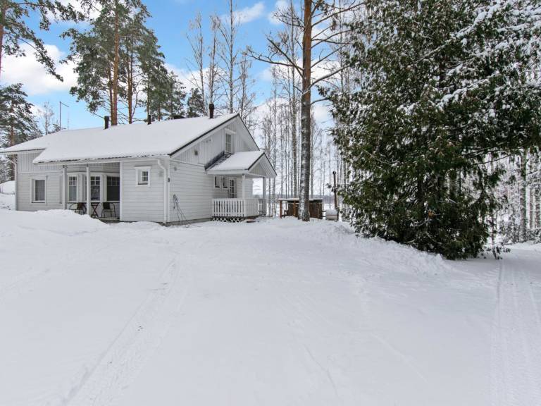 Lovely vacation home with terrace & sauna | Nature view | Dogs allowed in Savonlinna
