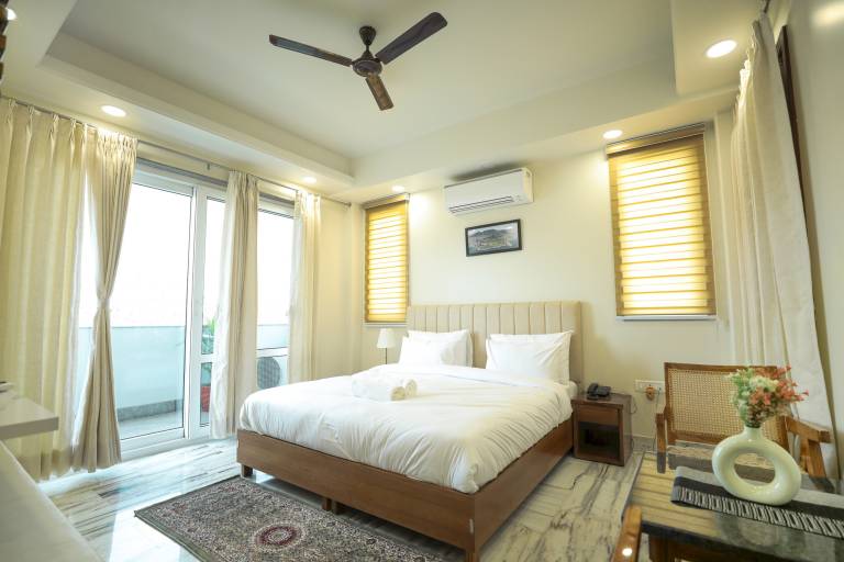 Peaceful City Paradise with King Bed & Tub