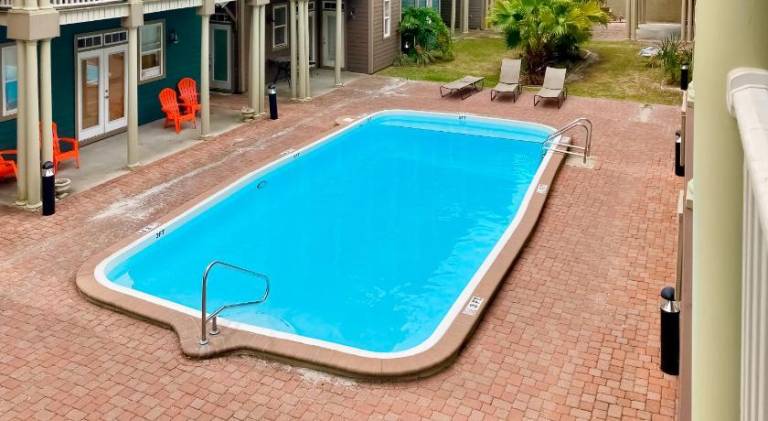 House with pool — photo 4