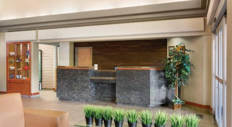 Prairie Crest Calgary Airport by IHG — photo 3