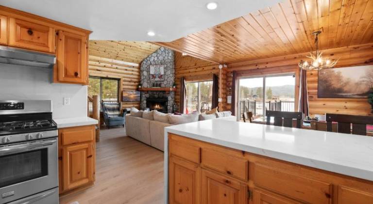 3 Cubs Lakefront - Stunning lakeside home with Hot Tub, Foosball, and Lake View — photo 4