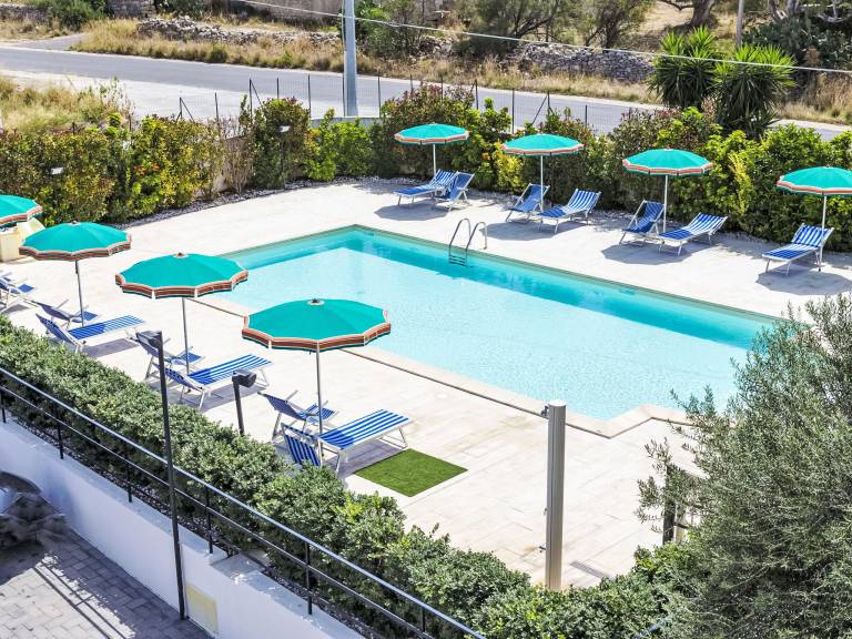 Holiday apartment with barbeque, pool & patio — photo 2