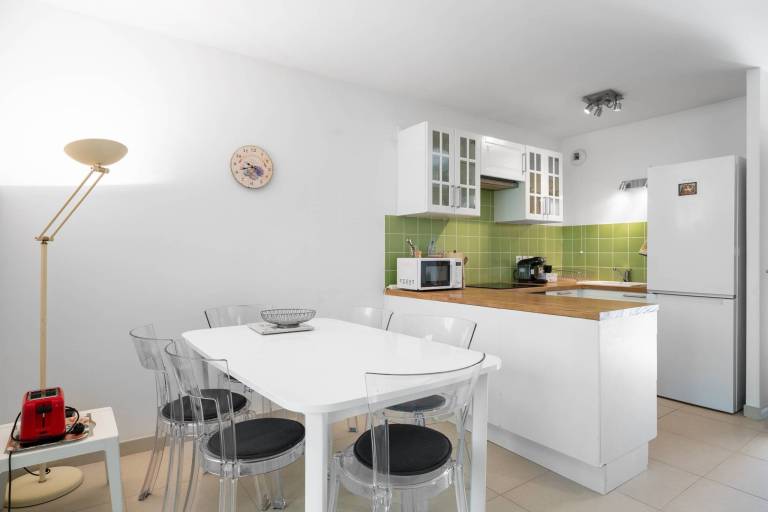 Apartment 'Grand T2 Near the Beach' with Lake View, Shared Pool, and Air Conditioning — photo 3