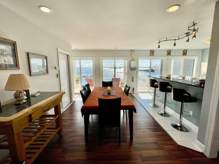 Big Waterfront House Amazing View and Swim Deck — photo 4