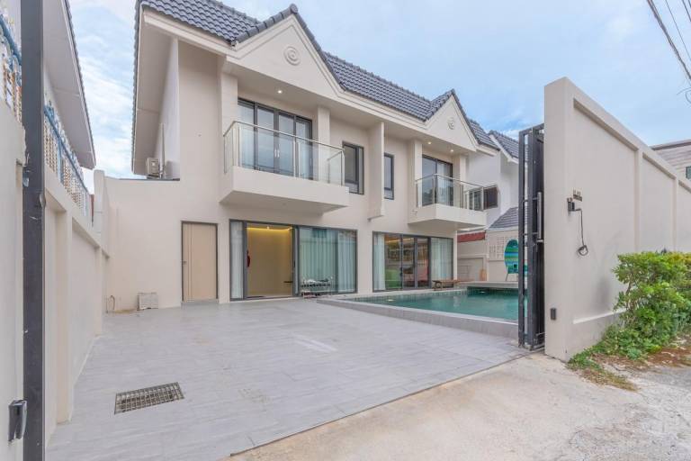 Family-oriented charming house with jacuzzi, private pool & patio | Pets allowed — photo 5