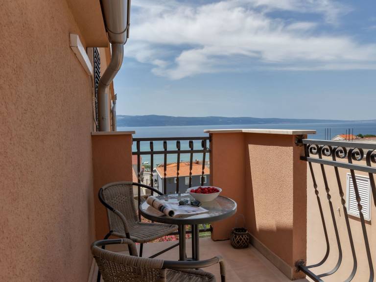 Private room with patio, grill & yard | Beach nearby | Pets are welcome in Omis