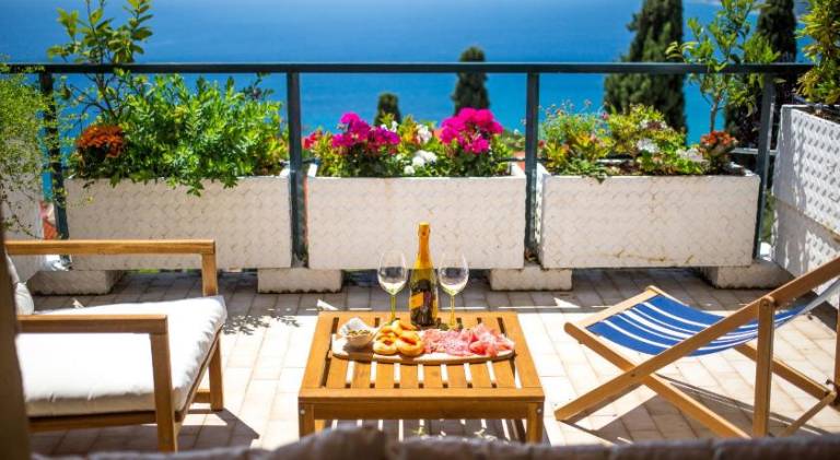 Holiday apartment with pool | Next to the beach | Pets allowed in Sanremo