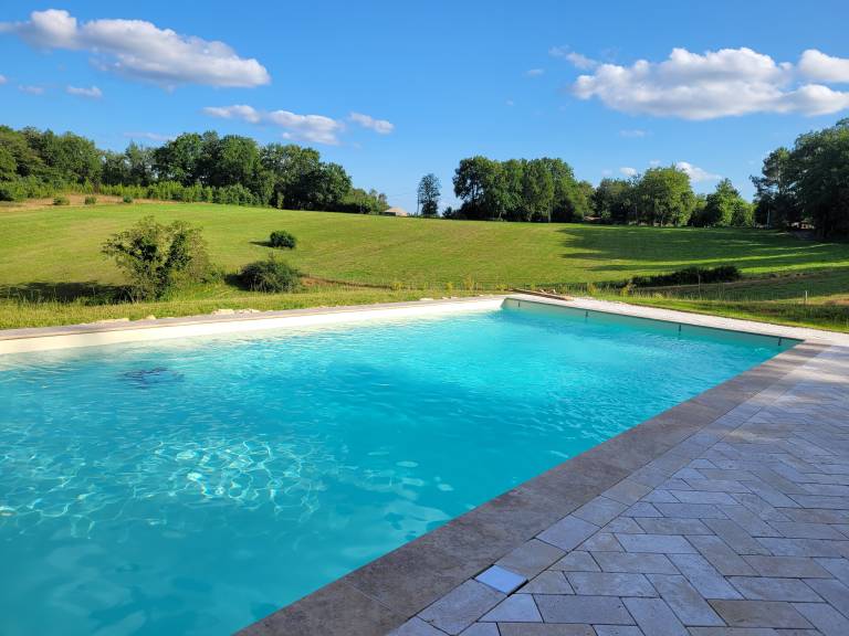 Vacation home with yard, BBQ & private pool — photo 2