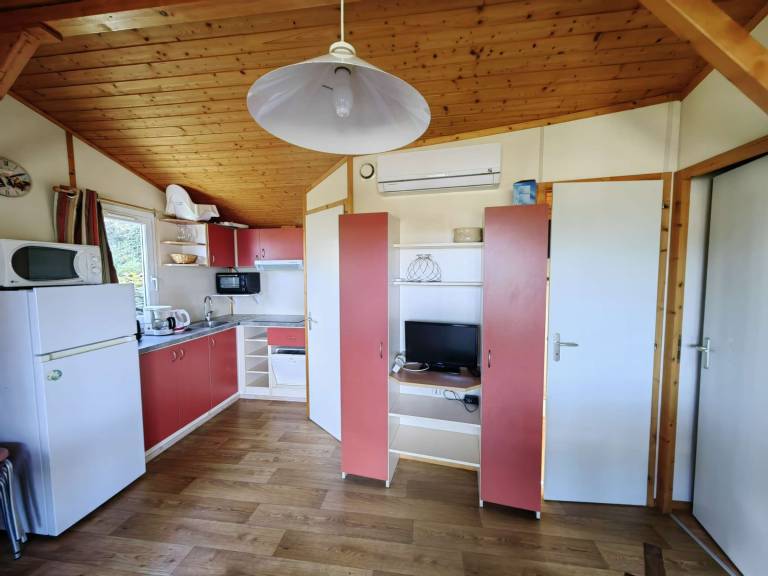 Air-conditioned chalet for 6, quiet with pool and parking — photo 4