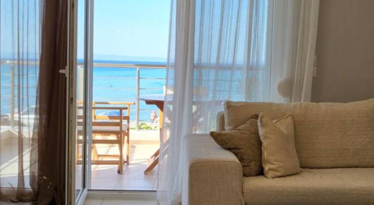 Evita Maisonette, Elegant Beachfront apt, Polychrono in Sithonia
