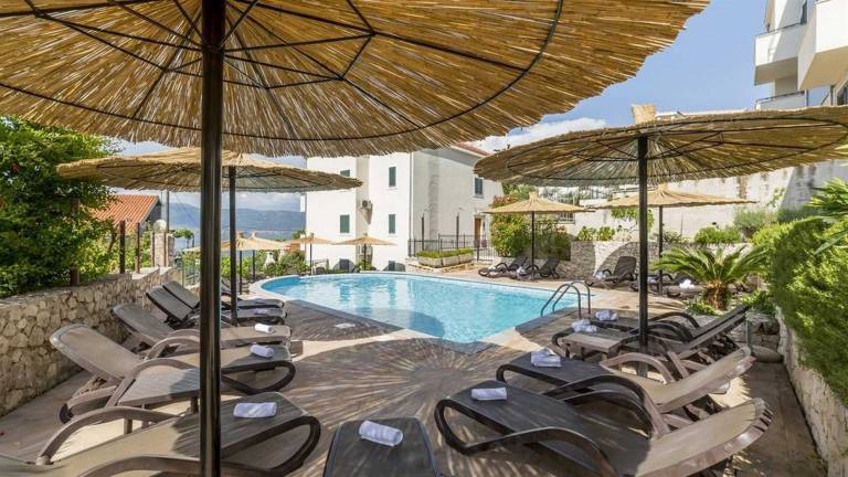 Seaview apartment Clementin with shared pool - EOS CROATIA in Trogir