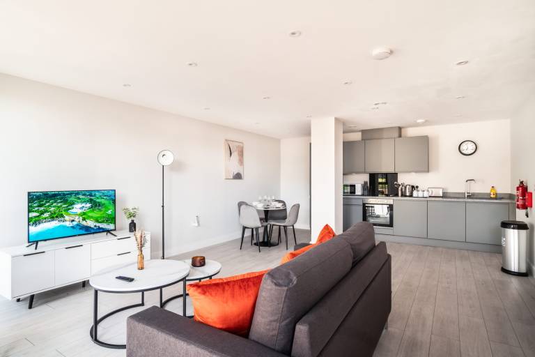 Modern & Spacious 3 Bedroom Manchester Apartment