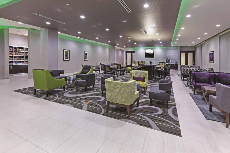 La Quinta Inn & Suites by Wyndham College Station South — photo 2