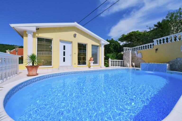 Family-friendly beautiful villa with hot tub, garden & barbecue | Pets allowed in Labin