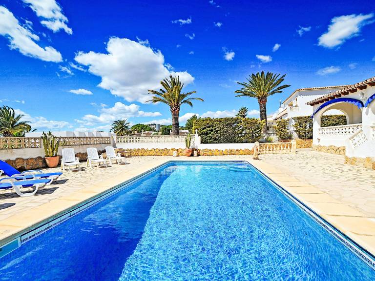 Vacation home with yard, BBQ & private pool | Sea view | Pet-friendly — photo 2