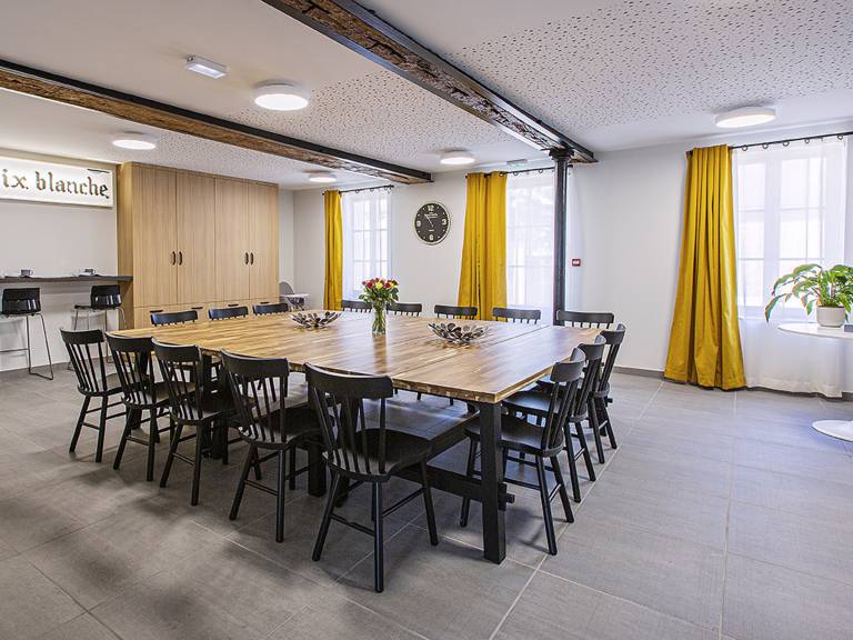 Spacious Sologne Retreat: Accessible, 5 En-Suite Bedrooms, Parking, BBQ, Pet-Friendly — photo 3