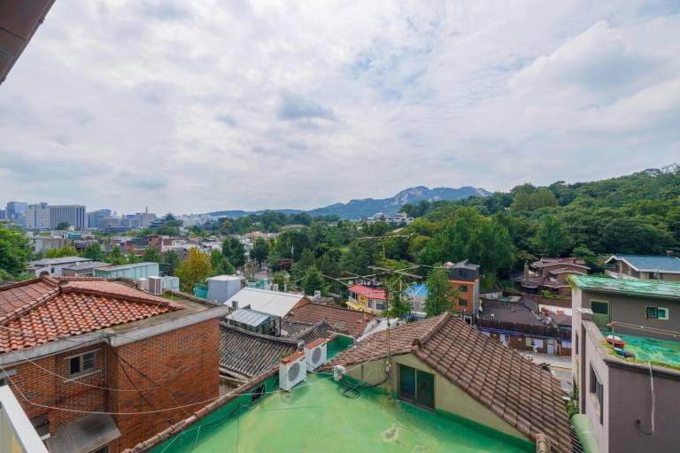 Apartment with hot tub | Close to Bukchon Hanok Village | Perfect for remote work — photo 3