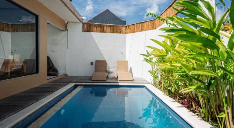Villa with pool — photo 5