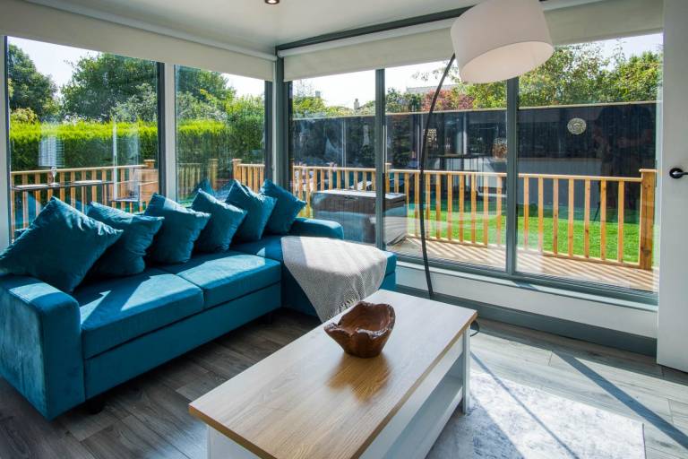 Chalet with fast internet, jacuzzi & grill | Beach view | Dogs allowed in Tenby