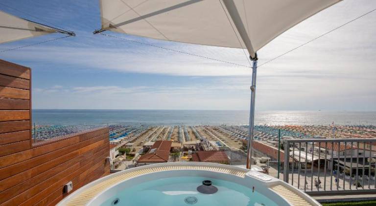 Beachfront Penthouse with private parking in Camaiore