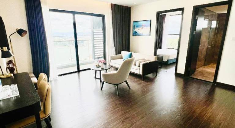 Serviced apartment with pool, hot tub & yard — photo 3