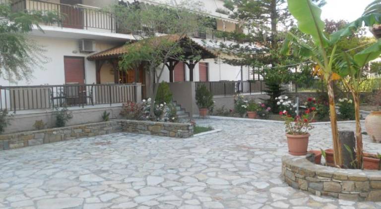 Holiday apartment with terrace, yard & barbeque — photo 3