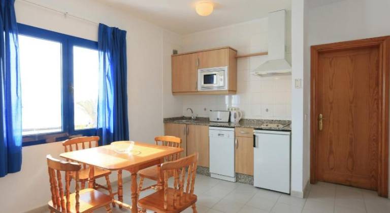 Serviced apartment with patio & pool | Close to the beach | Pets are welcome — photo 5
