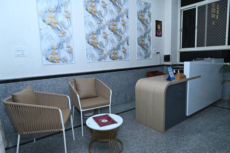 HOTEL 7 DOOR — photo 3