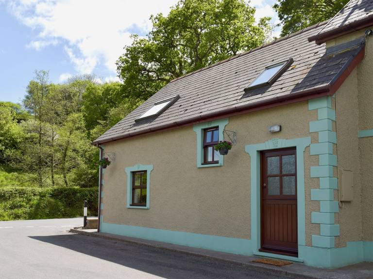 Cottage with yard in Carmarthen