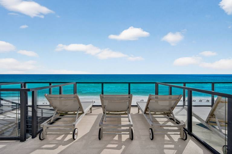 Esmeralda - Pet-Friendly Beachfront with Ocean Views, Rooftop Private Pool & Movie Theater — photo 3