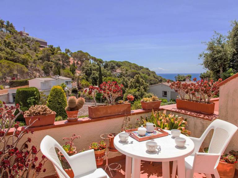 Vacation home with BBQ, terrace & private pool — photo 3