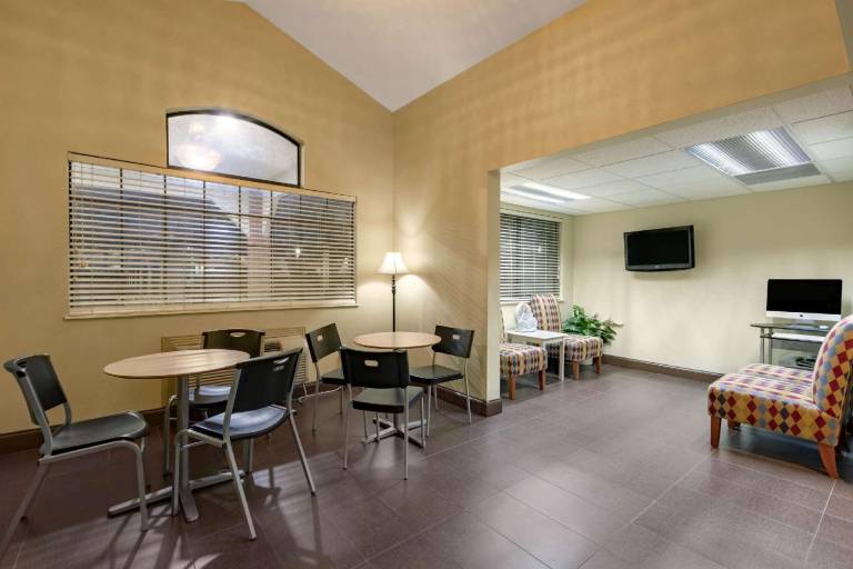 Travelodge by Wyndham Arlington/Dallas Area — photo 4