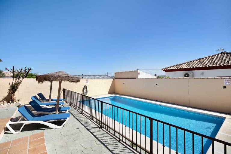 Vacation home with patio, private pool & fast internet | Garden view — photo 2