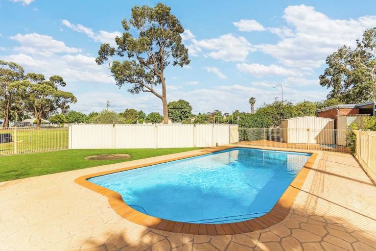 Motel  Parkes